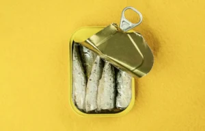 Bienfaits des sardines en boîte : sardines à l’huile dans une conserve ouverte.