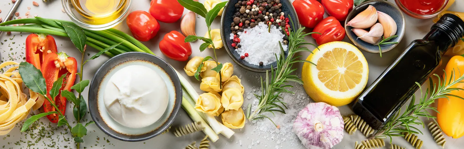 Pâtes, tomates, herbes fraîches et huile d'olive