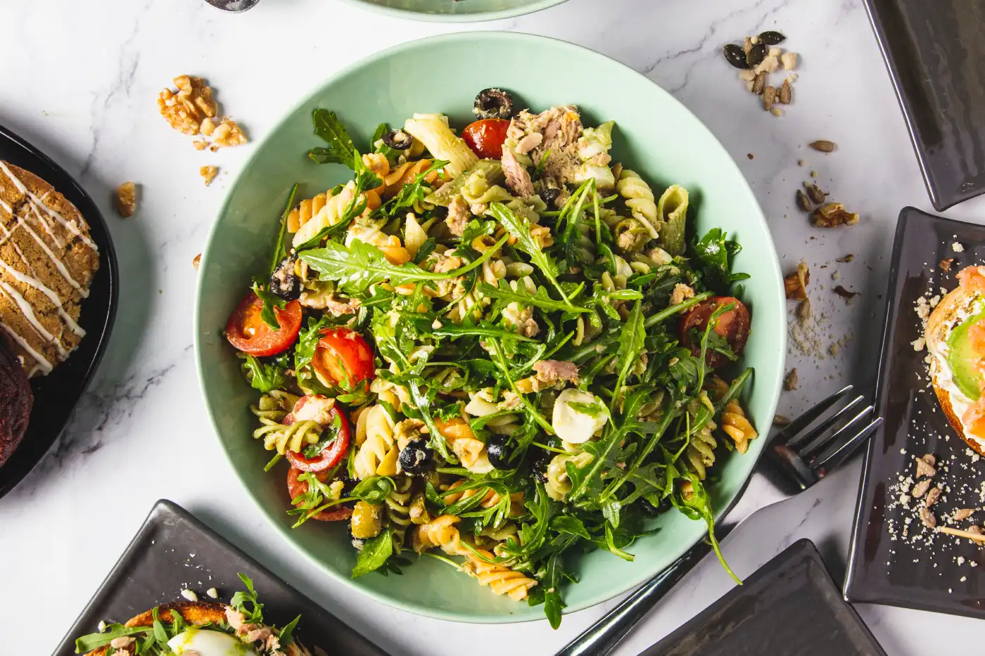 Assortiment de recettes sans four : salade de pâtes, tartines et plats frais
