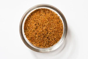 Mélange d’épices cajun dans un bol en verre.