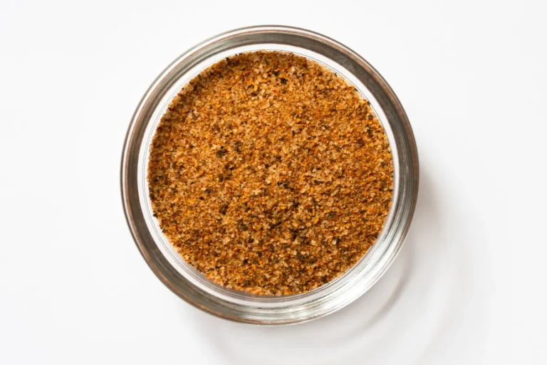 Mélange d’épices cajun dans un bol en verre.