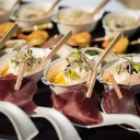 Assortiment d’amuse-bouches salés, bouchées apéritives variées sur plateau, présentation élégante