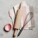 Ustensiles de pâtisserie — rouleau, fouet, maryse et caissettes, pour préparer les bases pâtissières maison