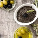 Tapenade d’olives noires et vertes avec huile d’olive, idéale pour les pâtes aromatiques et les beurres maison