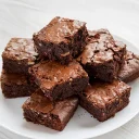 Brownies au chocolat maison sur assiette blanche : desserts au chocolat