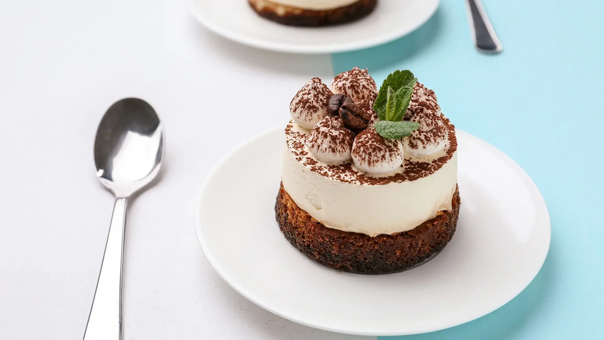 Entremets individuel façon tiramisu (mascarpone café) sur assiette blanche : catégorie Desserts