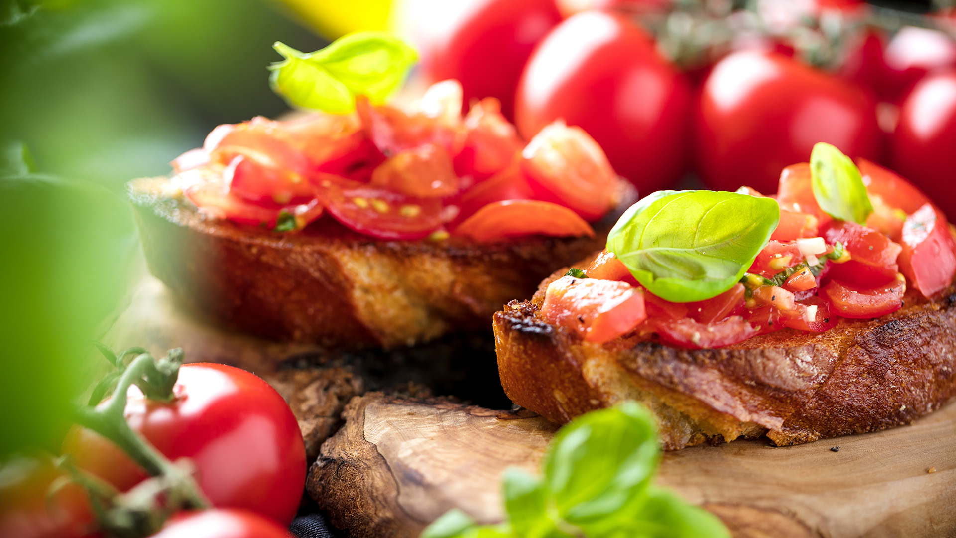 Entrée savoureuse à base de pain grillé, tomates fraîches et basilic, servie sur planche en bois rustique