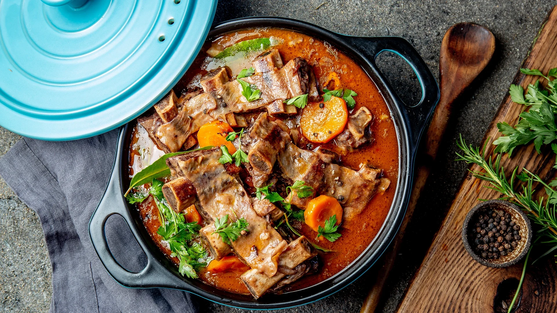 Plat mijoté traditionnel aux légumes et morceaux de viande, cuisiné comme une recette de grand-mère