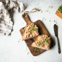 Petits bols de tartinables maison et sauces apéritives, accompagnés de pain grillé et herbes aromatiques